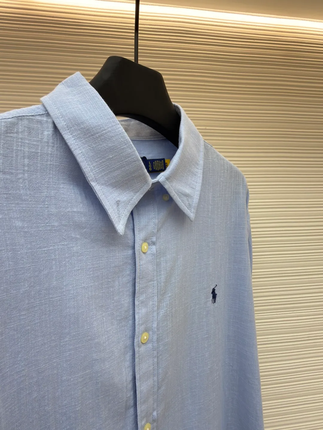 Ralph Lauren embroidered linen shirt ●Original version: Purchased and developed at 1690 ●Item number: 1680731-A75 ●Material: linen fabric ●Technology: embroidery production ●Version: fitted version ●Weight: about 240 grams ●Size: S-M-L-XL ●Description: Selected high-quality linen material with natural texture and breathability, firm and smooth, comfortable and skin-friendly, elegantly presented with a deep ink color The exquisite red pony mark is embellished, like a smart flame in the dark night. The clever design of the outer I-shaped pleated split back shoulder adds a sense of agility and detachment, and contains the soul of fashion in a minimalist shape. Adopt imported machine embroidery technology, use advanced computer control system and precision mechanical components to achieve the iconic pony embroidery operation with high precision and smooth and delicate lines. Adopting side-turning and embedded clamping stitching technology, it is smooth and tidy. The fabrics have been carefully washed and have a better feel and texture. They are not easy to deform, shrink or fade, and maintain long-term beauty. The overall wiring is straight and delicate, the fabric is comfortable and soft, and the color is consistent without color difference. It can be matched with the same style to create a fashionable look and control various occasions. Customized accessories, complete with three standards, same style for men and women!